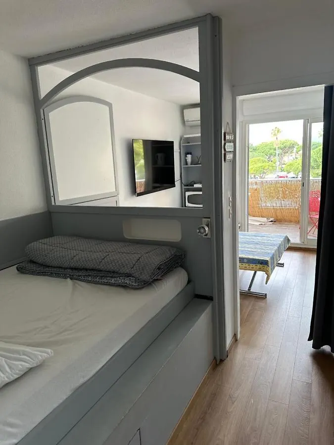 Sympathique Studio Climatise Sur Le Port De Hyeres Apartment France